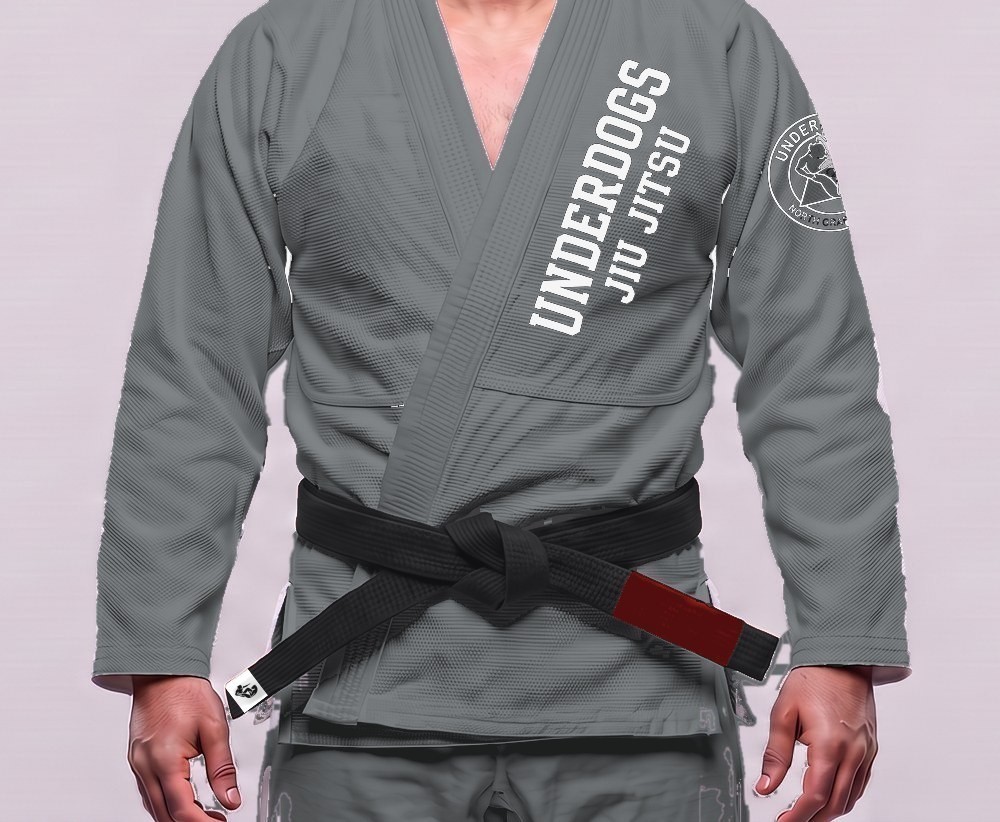 קימונו אפור עם חגורה שחורה והכיתוב UNDERDOGS JIU JITSU